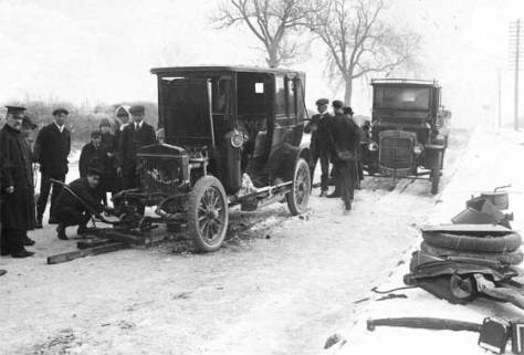1911_Daimler_Landaulette_crashed